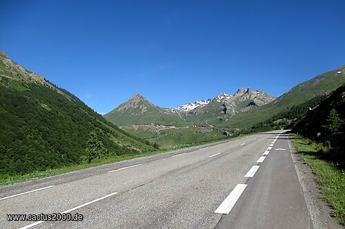 Radweg auf der Straße zum Col du Lautaret