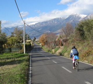 Abfahrt mit Blick auf den Apennin